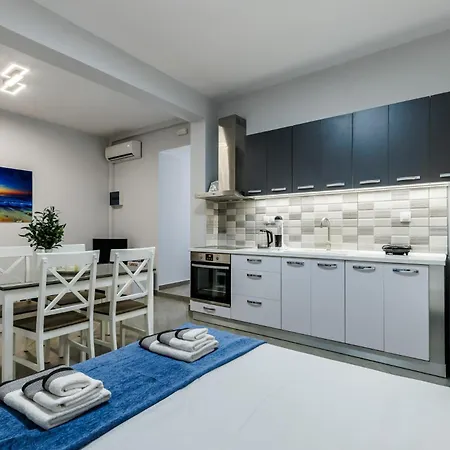 Ioanna House - Seaside Living, Walk To Apartment *