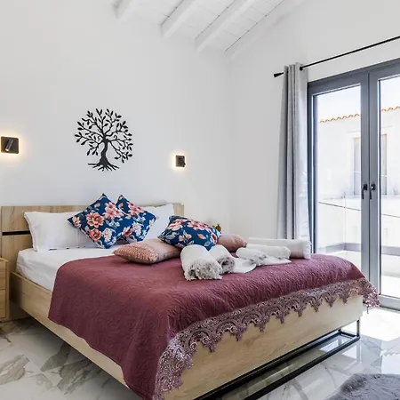 Ioanna House - Seaside Living, Walk To Apartment *