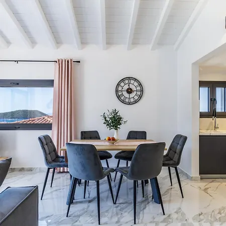 Ioanna House - Seaside Living, Walk To Apartment