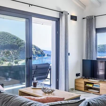 Ioanna House - Seaside Living, Walk To Apartment