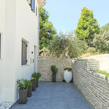 Ioanna House - Seaside Living, Walk To Apartment *